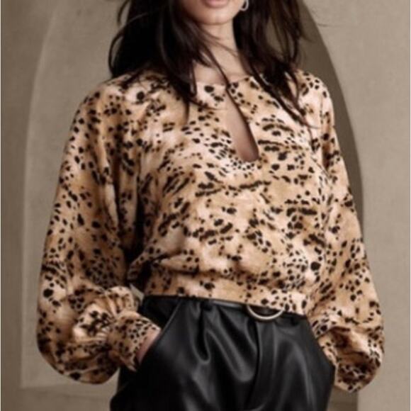 Banana Republic Cropped Animal Pring Keyhole Top Size Medium (035) - Picture 2 of 12